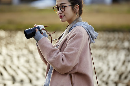 带着相机的女人来采风岐阜县图片