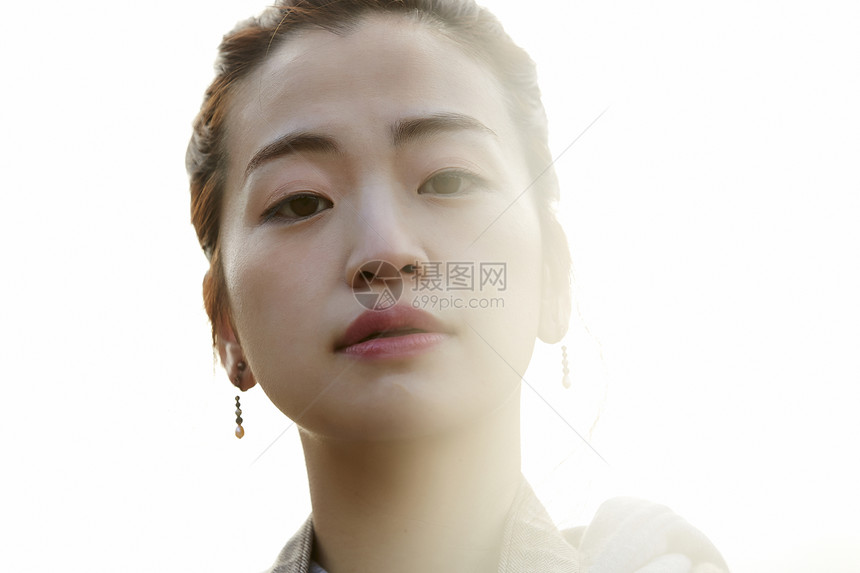 女人看着镜头图片