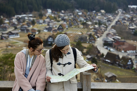 戴眼镜的女人和一个外国女人看地图图片