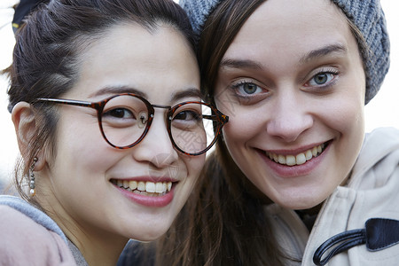 戴眼镜的女人和一个外国女人在微笑图片