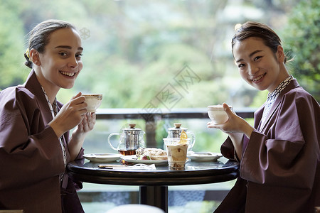 岐阜县两个女人换上现代和服说笑吃喝背景