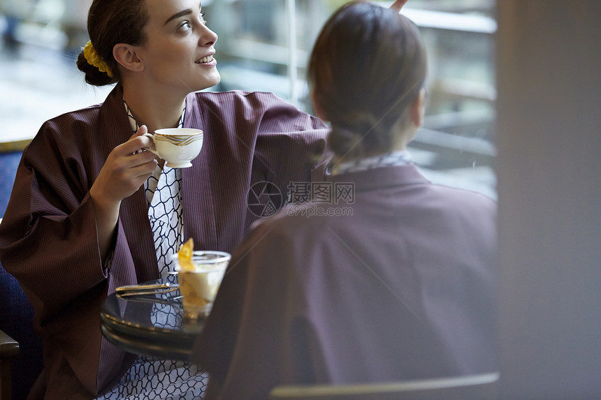 两个女人换上现代和服说笑吃喝图片