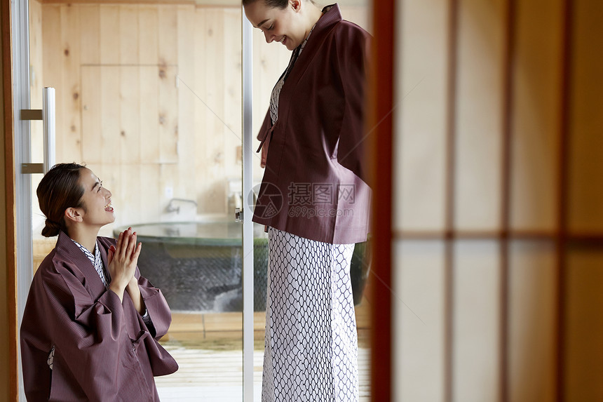 两个女人换上现代和服说笑图片