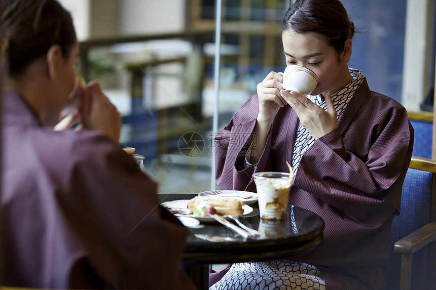  喝咖啡的女性图片