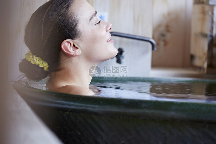 伙伴游览日式旅店喜欢户外沐浴的外国女图片