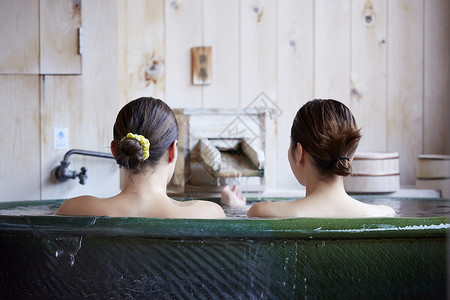 游览留学生温泉酒店外国女和日本女享受户外浴图片