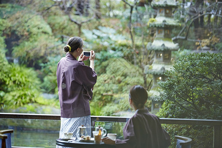 日式花园旅途女士们外国妇女享受旅行和日本妇女背景图片