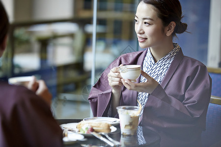 果脯30多岁院子外国妇女享受旅行和日本妇女图片