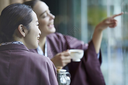刷新甜品好朋友外国妇女享受旅行和日本妇女图片