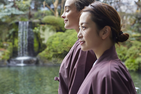 30多岁日式花园白种人外国妇女享受旅行和日本妇女背景图片