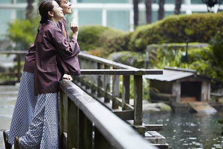 白种人日式服装女士们外国妇女享受旅行和日本妇女图片
