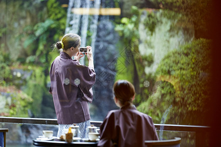亲密茶游览外国妇女享受旅行和日本妇女图片