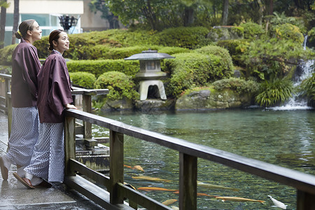 日本庭园下吕温泉轻松外国妇女享受旅行和日本妇女图片