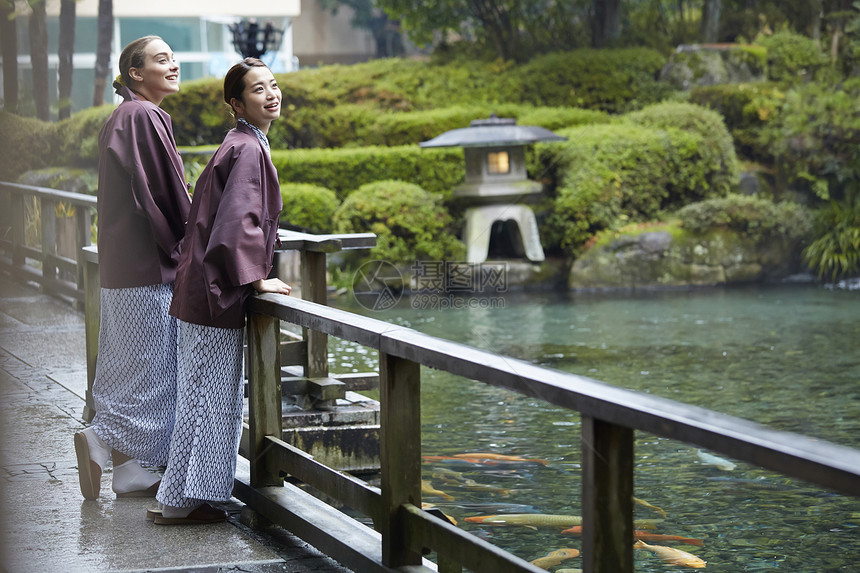 两个人浴衣度假外国妇女享受旅行和日本妇女图片