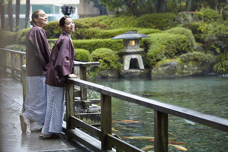 两个人浴衣度假外国妇女享受旅行和日本妇女图片