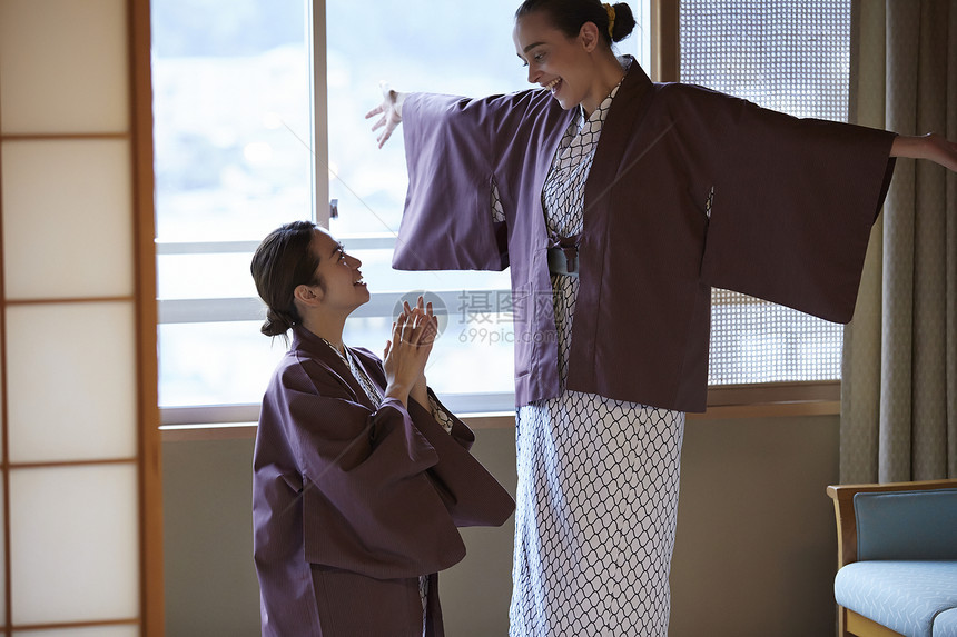 温泉最好的朋友温泉酒店外国妇女享受旅行和日本妇女图片