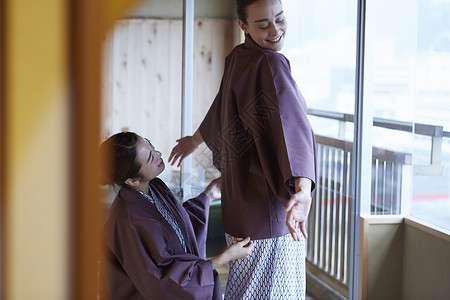 寄宿旅行者两个人外国妇女享受旅行和日本妇女图片