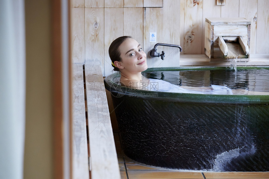 留学生日式旅店感觉好喜欢户外沐浴的外国女图片