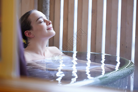亲密和室1人喜欢户外沐浴的外国女图片