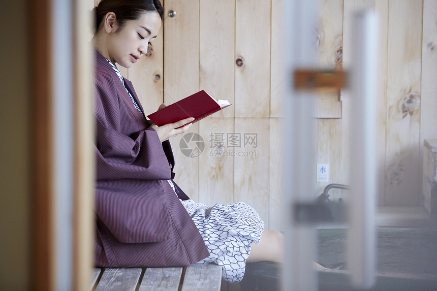 漂亮轻松放松享受室外浴的日本妇女图片