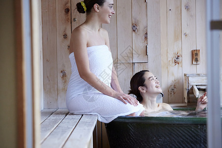 最好的朋友东海地区刷新外国女和日本女享受户外浴图片