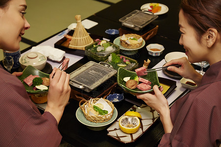 闺蜜吃日料图片