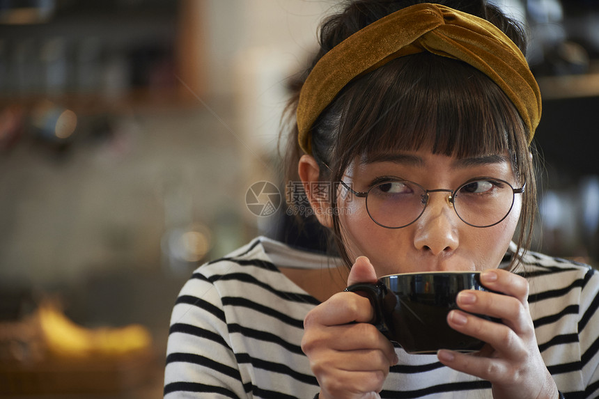 咖啡馆放松喝咖啡的女顾客图片