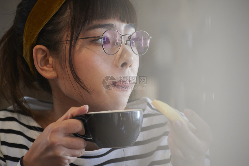 咖啡馆放松喝咖啡的女顾客图片