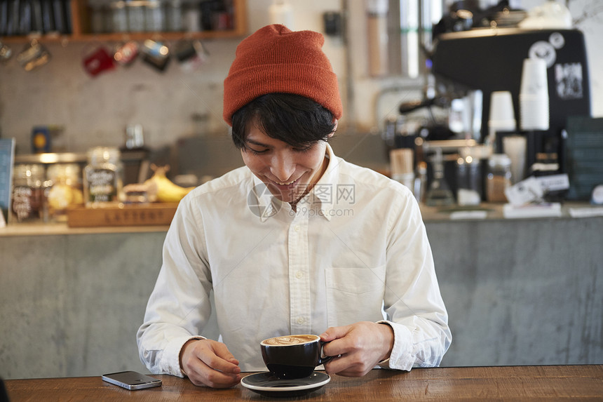 咖啡馆放松喝咖啡的男顾客图片