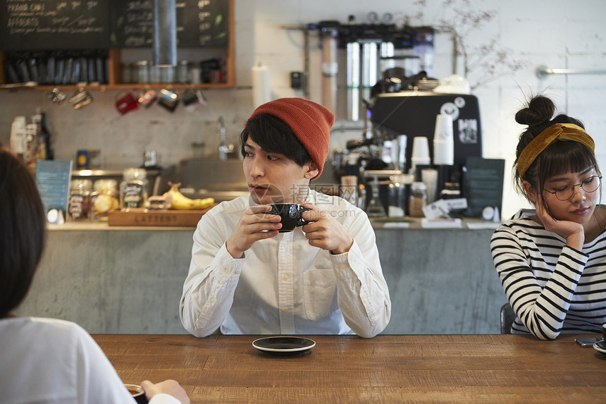 咖啡馆放松喝咖啡的顾客图片