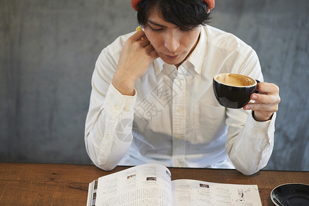 早晨在咖啡馆喝咖啡的男青年图片