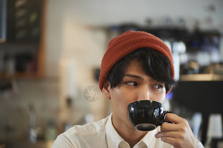 在咖啡馆喝咖啡的男青年图片