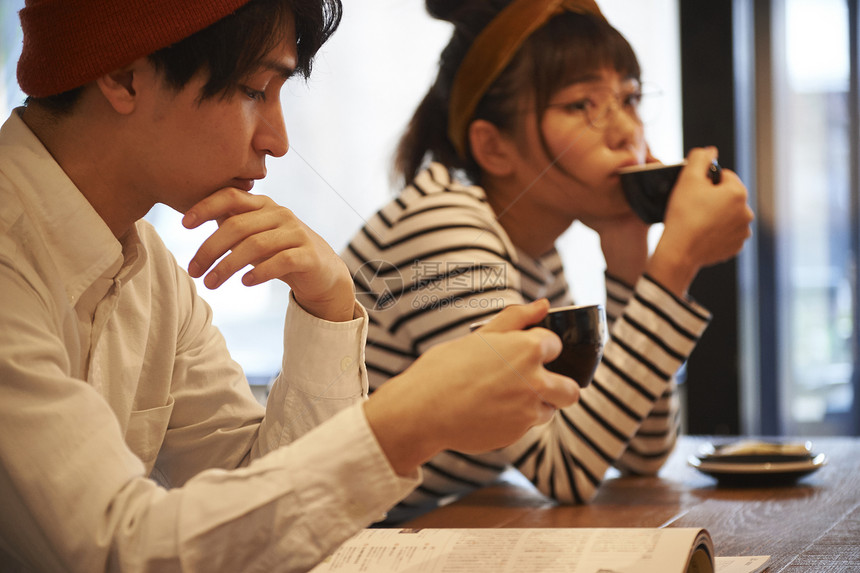 在咖啡馆喝咖啡的男女青年图片