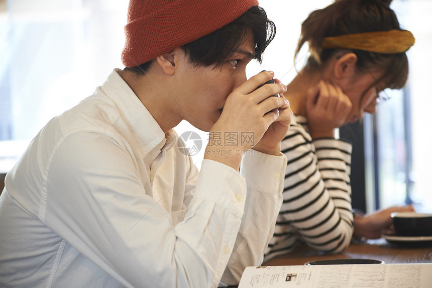 在咖啡馆喝咖啡的男青年图片