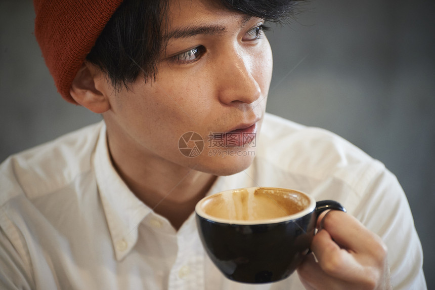 喝咖啡的年轻人图片