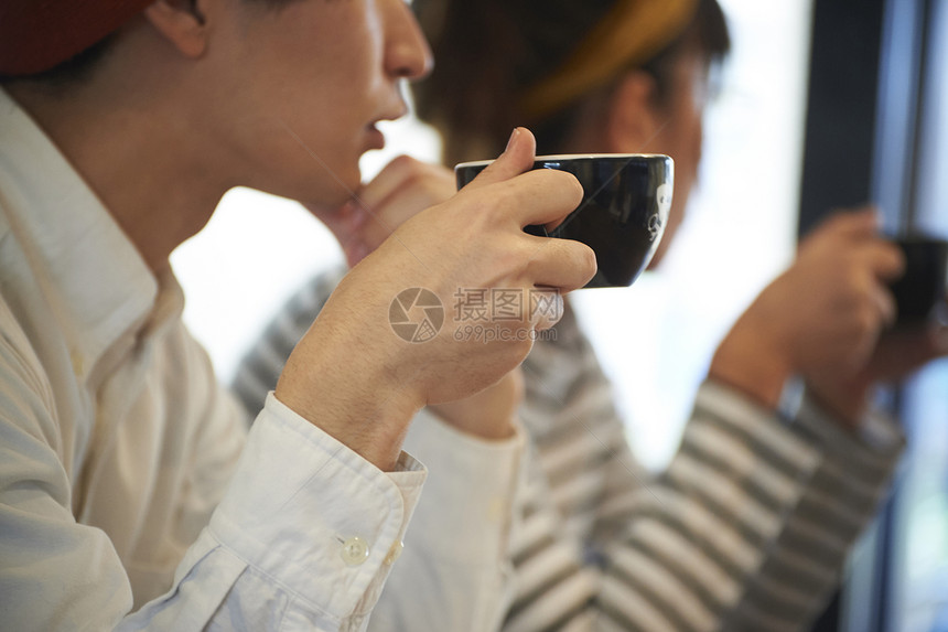 咖啡馆喝咖啡的人图片