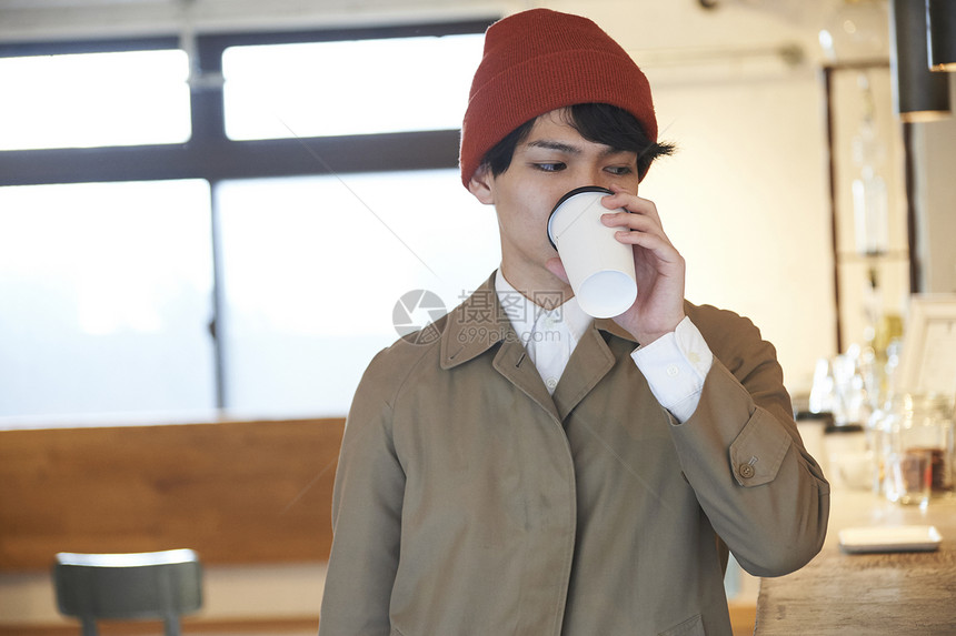 喝着咖啡的年轻男性图片