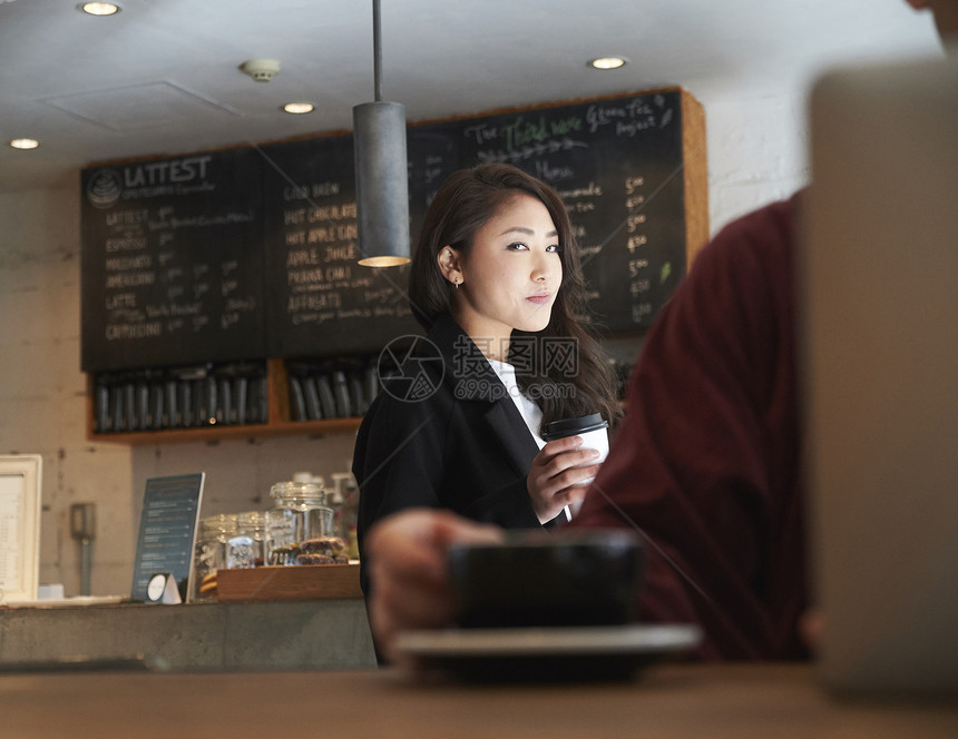 在咖啡店买咖啡的商务女性图片