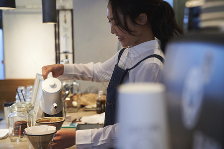 女性咖啡师冲泡咖啡图片