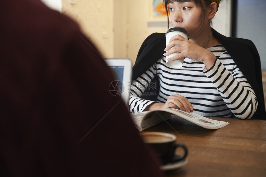 在咖啡店喝咖啡的女性图片