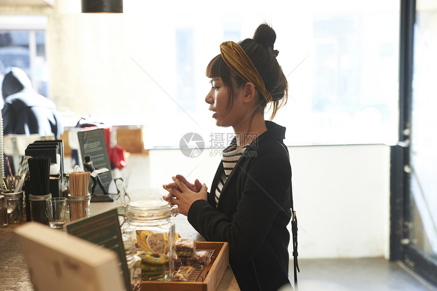 女性青年在咖啡店买咖啡图片