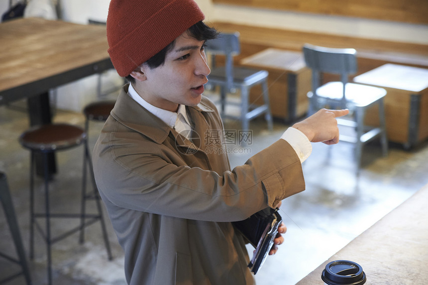 男性青年在咖啡店买咖啡图片