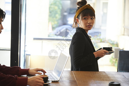 饭店青年日本人休息在咖啡馆的妇女图片
