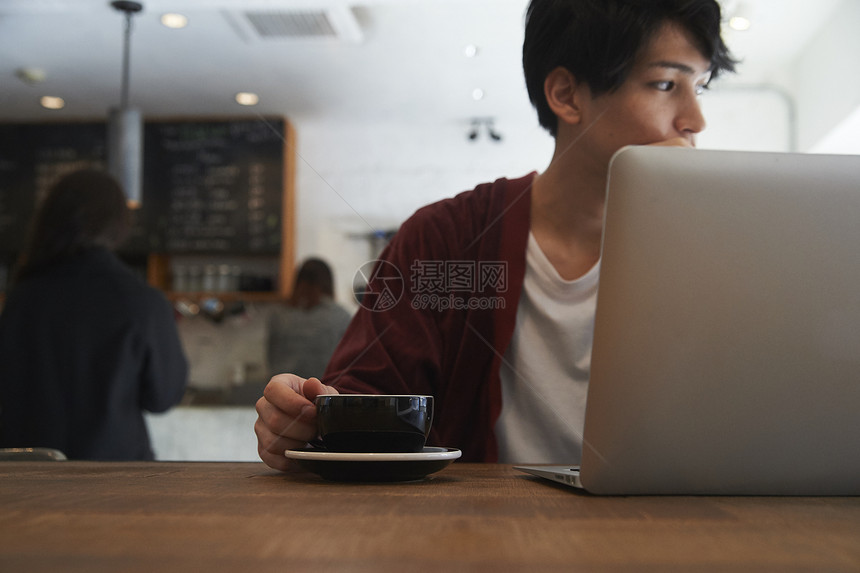咖啡厅喝着咖啡的男性图片