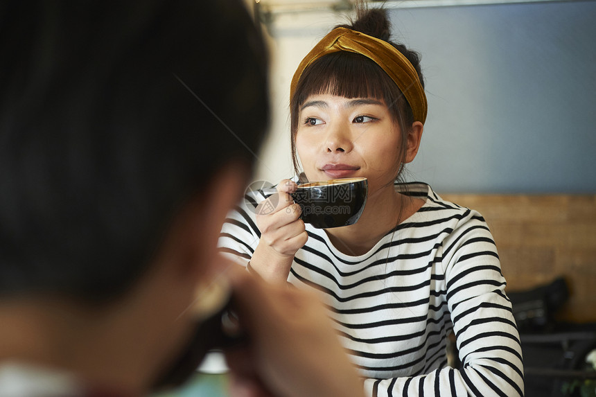 在咖啡馆喝咖啡放松的女青年图片