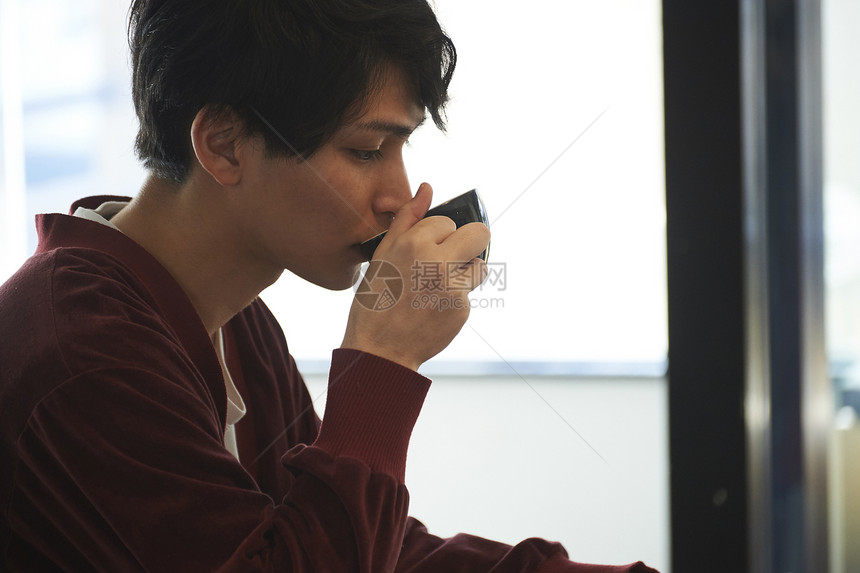 咖啡馆喝咖啡放松的男人图片