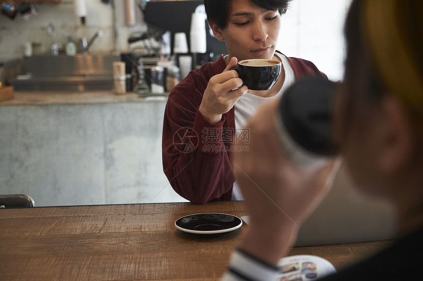 喝咖啡的年轻男性图片