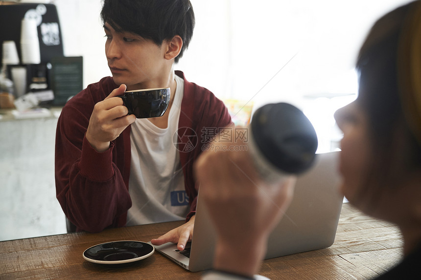 咖啡馆喝咖啡的年轻男性图片