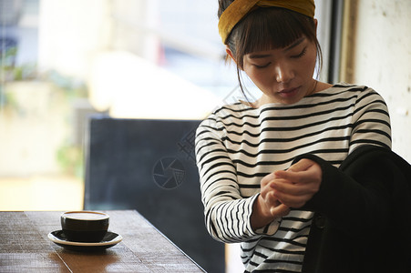 坐二十几岁饮食休息在咖啡馆的妇女图片