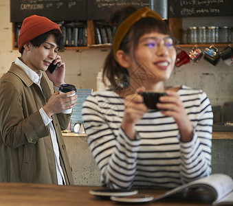 餐厅女士们20多岁咖啡厅外卖男与智能手机图片